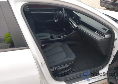 2021 Kia K5 Lxs z USA, uszkodzony, nr VIN 5XXG14J27MG015750